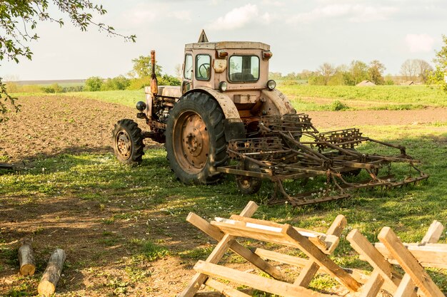 La vie à la ferme à la campagne avec un tracteur