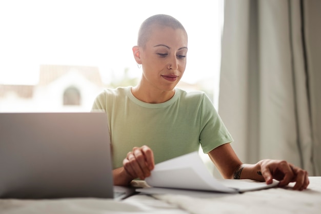 La vie à la maison avec la lecture de jeunes adultes