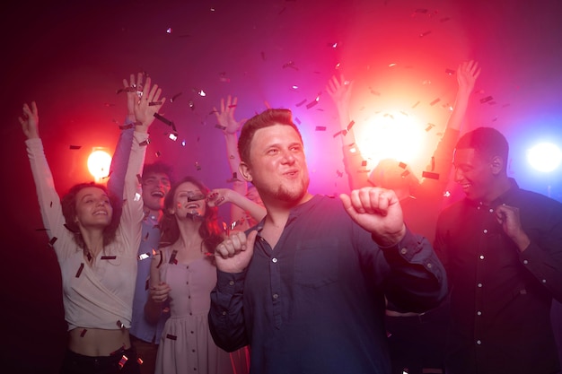 Vie nocturne avec des gens qui dansent dans un club