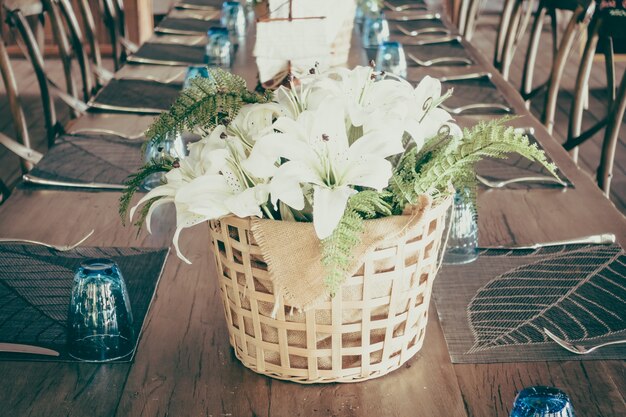 vie en vase de la maison intérieur blanc