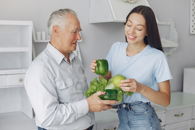 Vieil homme, dans, a, cuisine, à, jeune, petite-fille