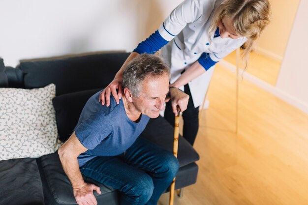 Vieil homme dans la maison de retraite