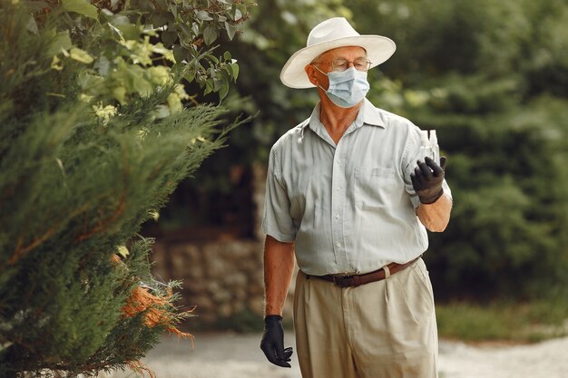 Vieil homme dans un masque médical. Homme dans le parc. Thème du coronavirus.