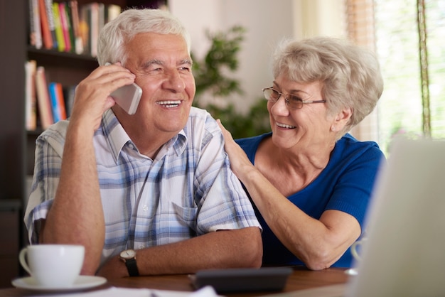 Vieil homme parlant au téléphone