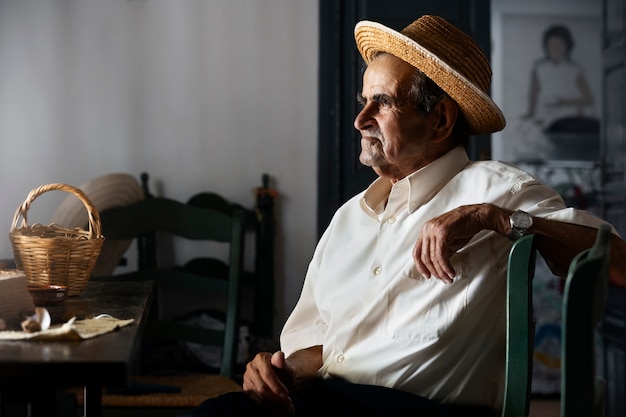 Vieil homme vivant à la campagne