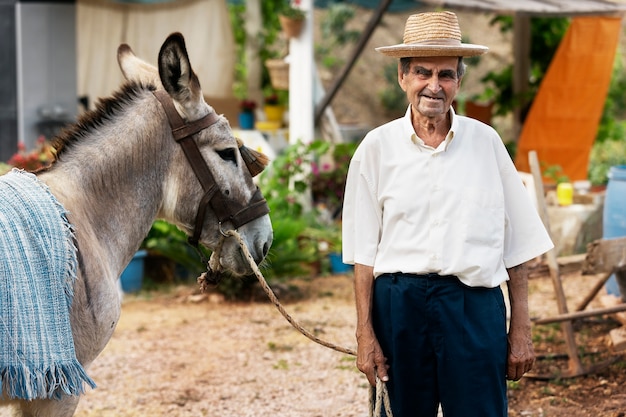 Vieil homme vivant à la campagne