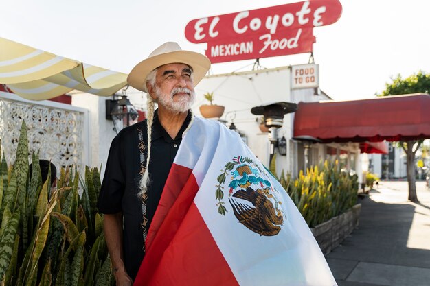 Vieil homme avec vue de face du drapeau mexicain