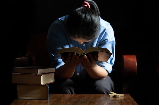 Vieille église en croix et Bible sur bois