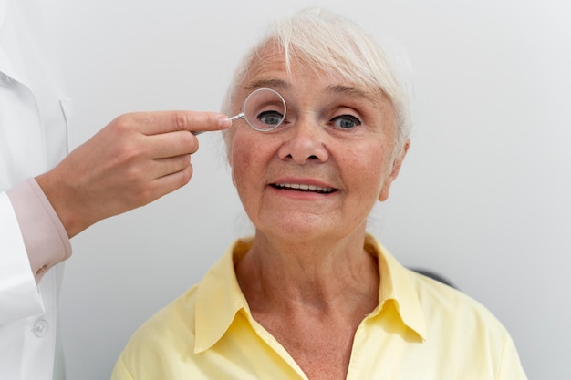 Vieille femme ayant un contrôle de la vue dans une clinique d'ophtalmologie