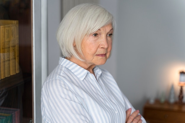 Vieille femme confrontée à la maladie d'Alzheimer