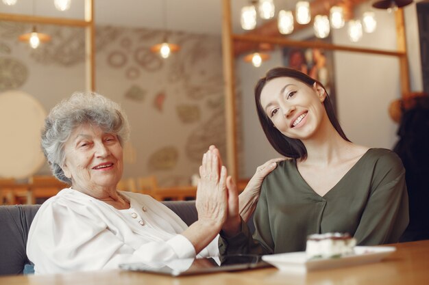 Vieille femme, dans, a, café, à, jeune, petite-fille