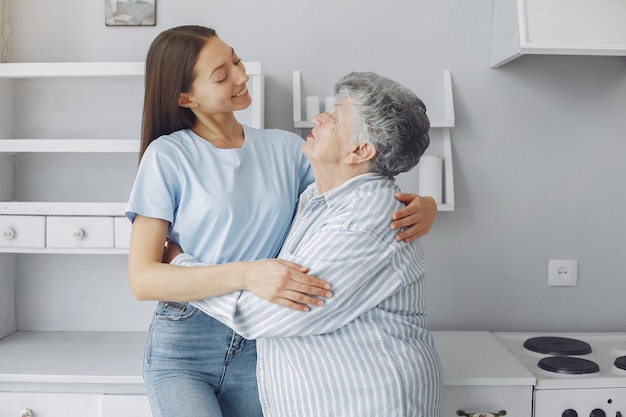 Vieille femme dans une cuisine avec jeune petite-fille