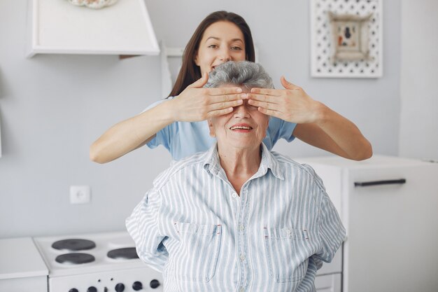 Vieille femme dans une cuisine avec jeune petite-fille