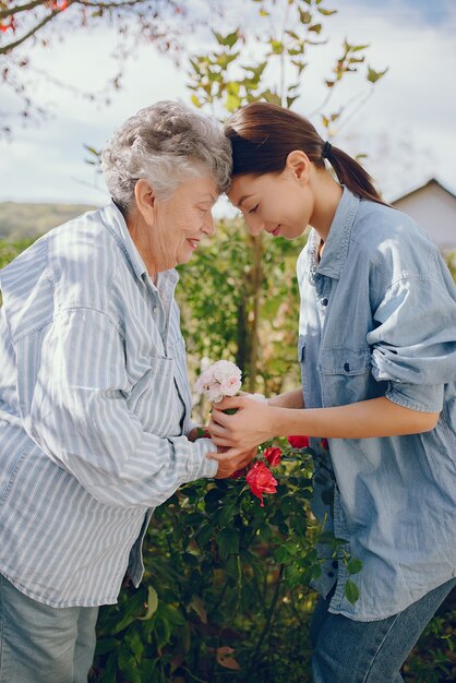 Vieille femme, dans, a, jardin, à, jeune, petite-fille