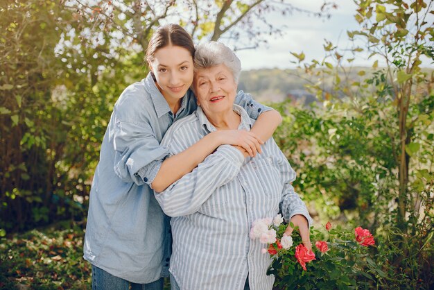 Vieille femme, dans, a, jardin, à, jeune, petite-fille