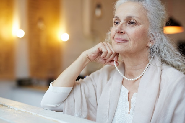 Vieille femme élégance