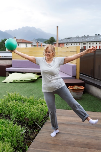 Vieille femme faisant des exercices de fitness