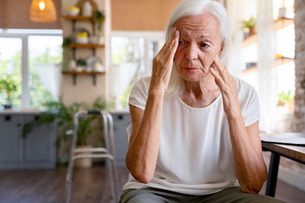 Vieille femme ne se sentant pas bien à la maison