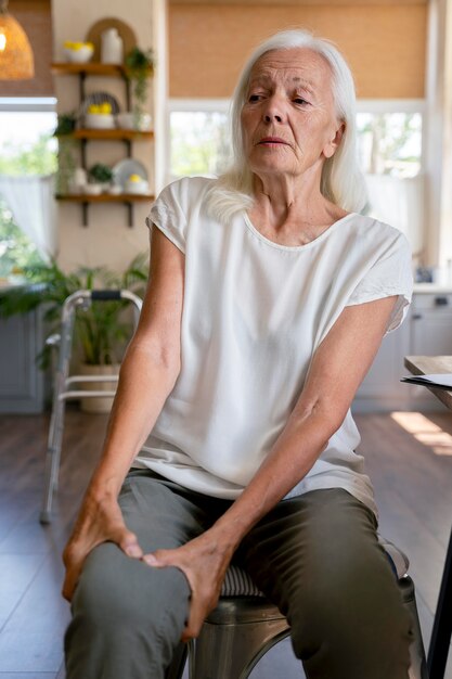 Vieille femme ne se sentant pas bien à la maison