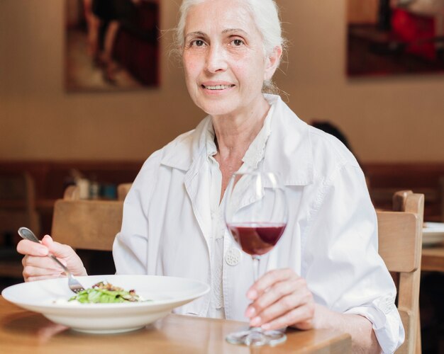 Vieille femme regardant la caméra