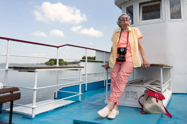 Vieille femme voyageant seule en été