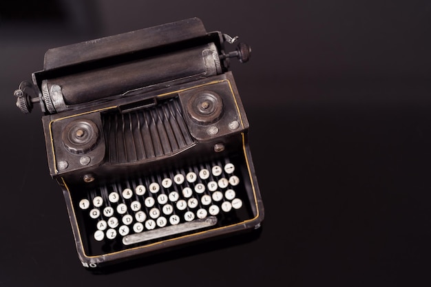 Vieille machine à écrire sur fond de verre noir Maquette prête pour la conception