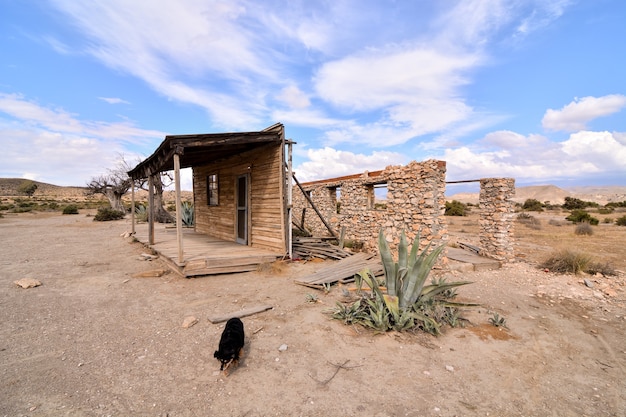 Vieille maison abandonnée dans les îles Canaries avec un ciel bleu nuageux en arrière-plan