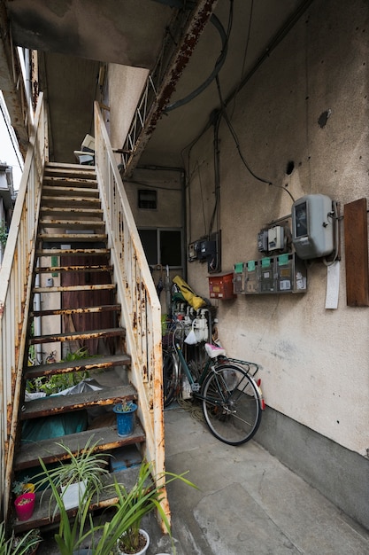 Vieille maison abandonnée avec escaliers rouillés