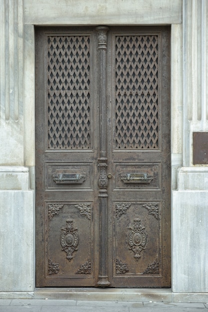 Vieille porte en métal