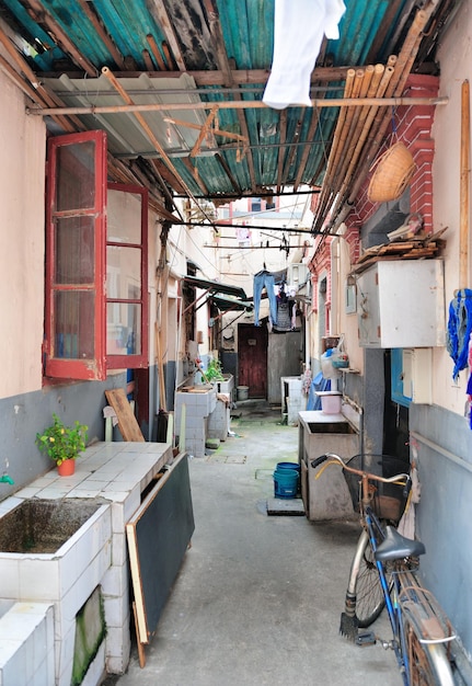 Vieille rue à Shanghai avec des bâtiments résidentiels