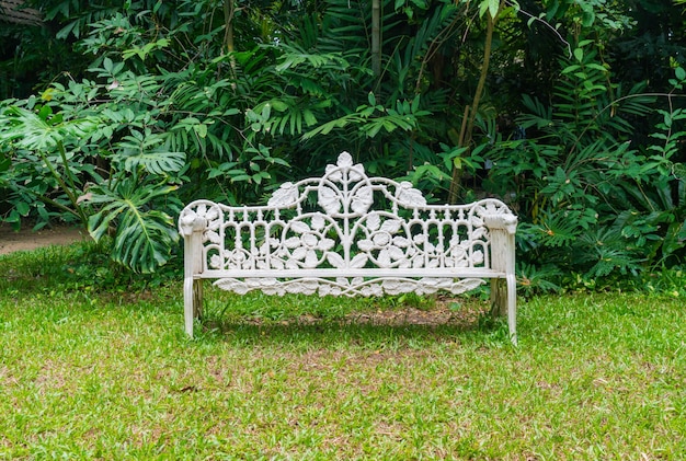 vieux banc dans le parc