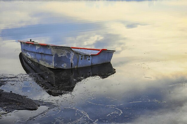 Vieux bateau abandonné sur le lac