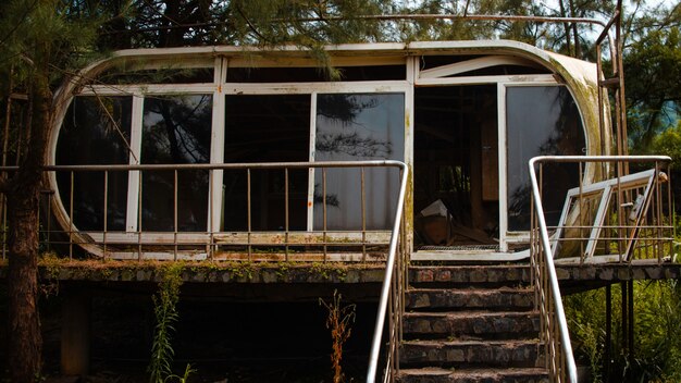 Vieux bâtiment abandonné rouillé dans la forêt à Taiwan