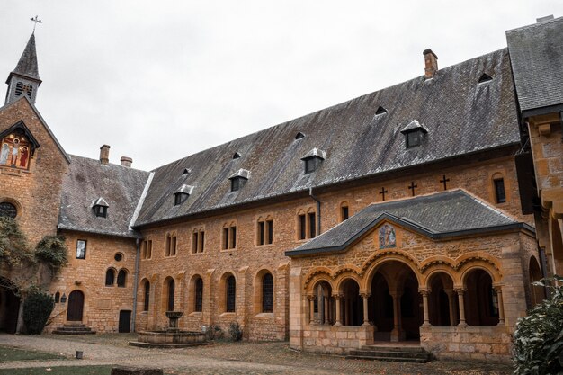 Vieux bâtiment en béton brun