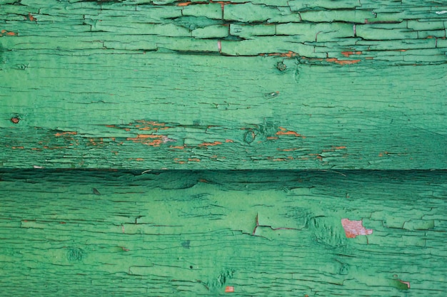 Vieux bois peint en vert avec des fissures