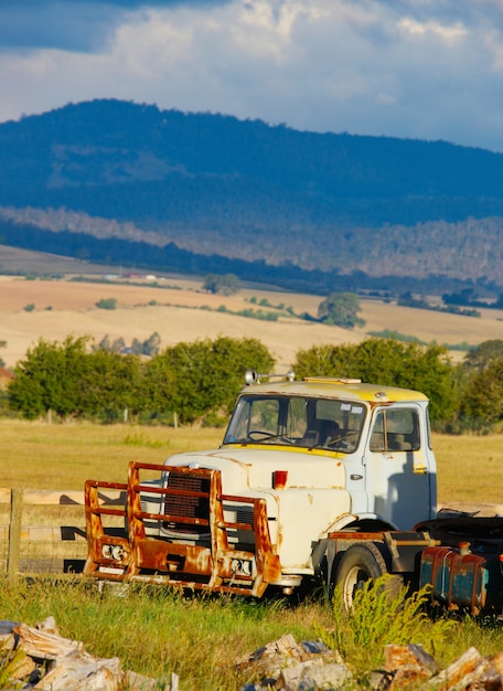 Vieux camion dans la campagne