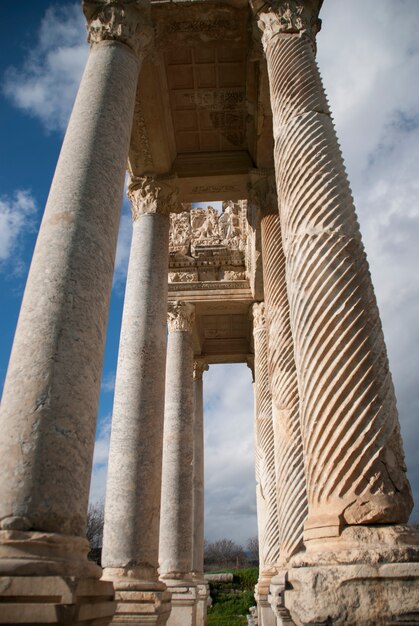 Vieux colonnes avec fond de ciel