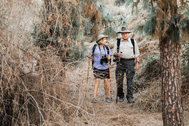 Vieux couple actif à un rendez-vous dans la forêt