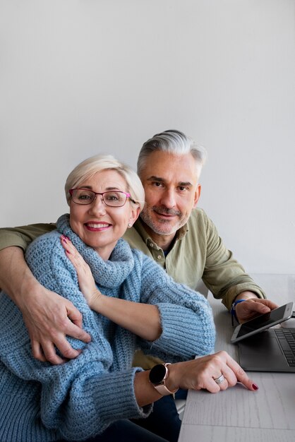 Vieux couple apprenant à utiliser la technologie