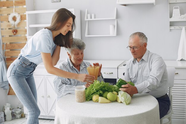 Vieux couple, dans, a, cuisine, à, jeune, petite-fille