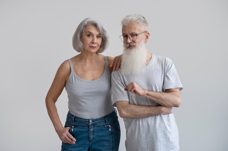 Photo gratuit vieux couple élégant dans des vêtements décontractés