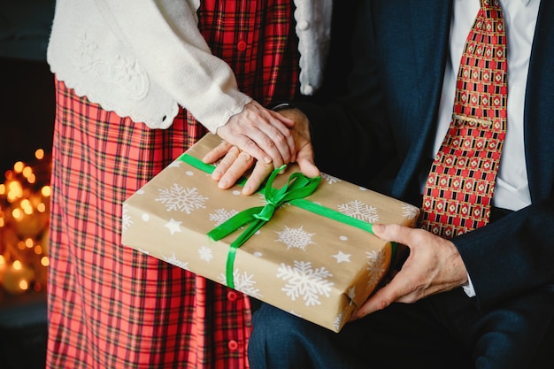 Photo gratuite un vieux couple élégant fête noël