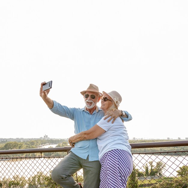 Vieux couple prenant un selfie