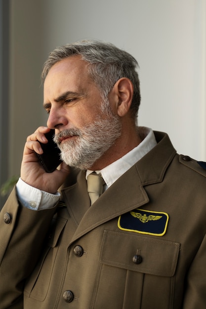 Photo gratuite vieux général en vue latérale uniforme