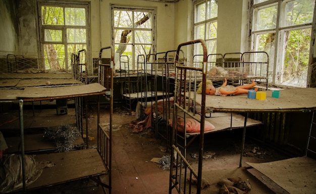 Vieux lits soviétiques rouillés à la maternelle de la ville fantôme de Tchernobyl en Ukraine