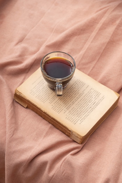 Photo gratuite vieux livre et tasse à café à angle élevé