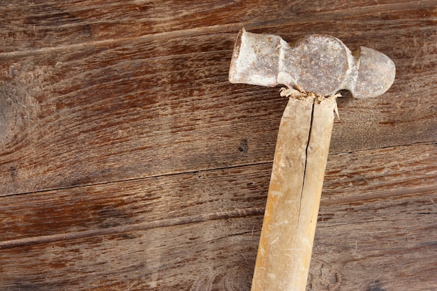 Photo gratuite vieux marteau sur fond de bois