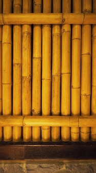 Vieux mur de fond en bambou sale de la vraie nature à l'intérieur de la décoration intérieure et lumière allumée pour la texture et le style japonais.
