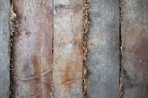 Vieux mur de planches, plafond, texture de fond de plancher avec du foin à l'arrière