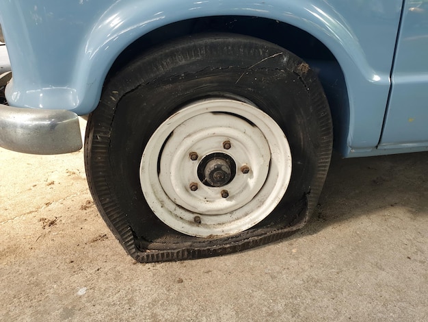 Vieux pneu crevé de la voiture d'époque